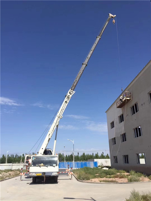 海阳市“轻装强干”—— 吊车的 “轻量化臂架” 技术